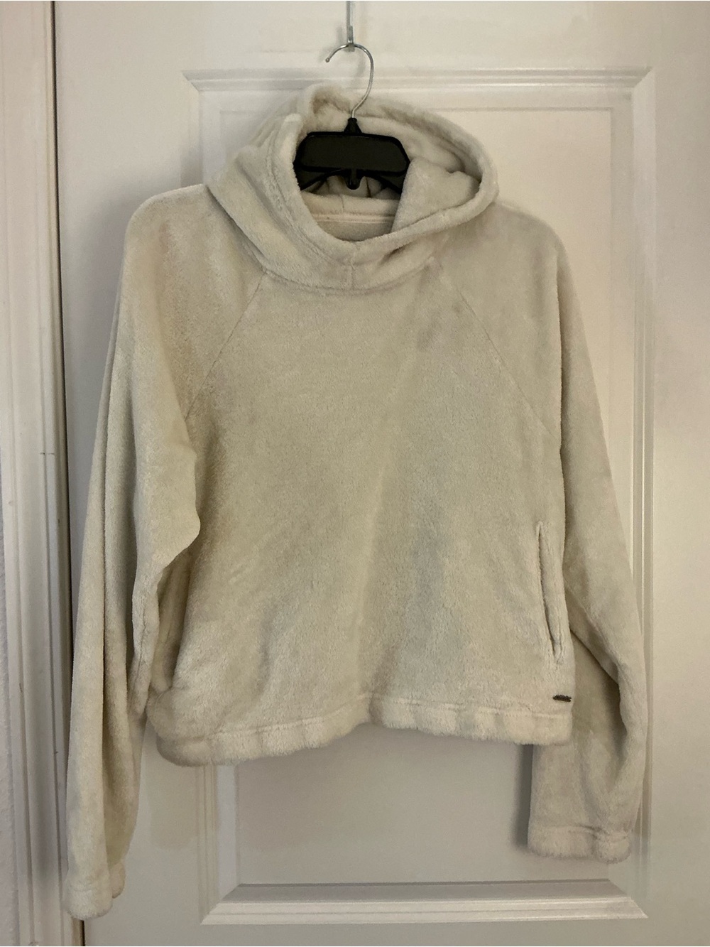 Hollister Cream Cropped Fuzzy Plush Fleece Pullover Hoodie Size M